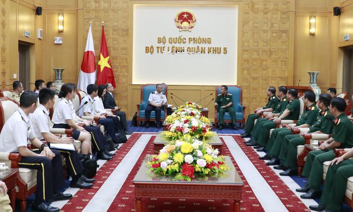  Quang cảnh buổi thăm, chào xã giao. 