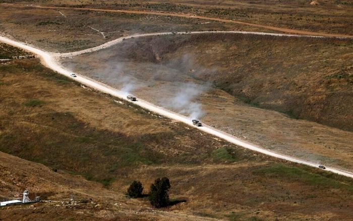  Các phương tiện quân sự của Israel di chuyển trên một con đường ở miền nam Lebanon vào ngày 22-6. Ảnh: AFP 