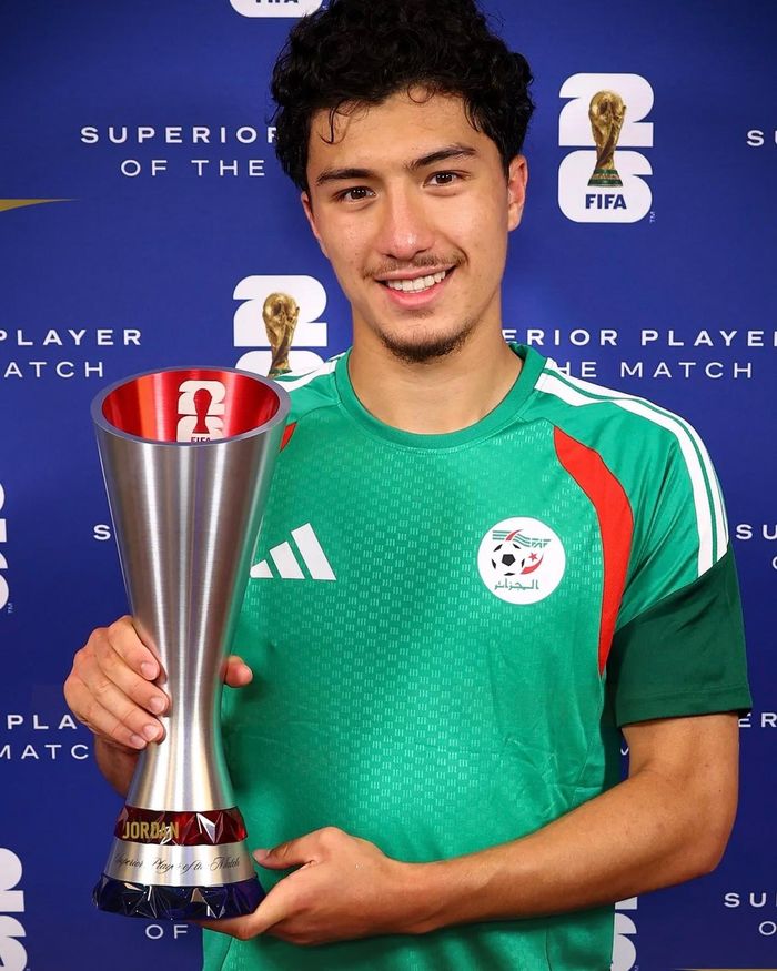  Ngày 23/6, Liên đoàn Bóng đá Thế giới (FIFA) thông báo Ibrahim Maza (sinh năm 2005), cầu thủ mang hai dòng máu Algeria - Việt Nam, đạt giải thưởng Cầu thủ xuất sắc nhất trận ở cuộc so tài giữa Algeria và Jordan. Cũng theo FIFA, tiền vệ 21 tuổi này là cầu thủ gốc Việt đầu tiên giành giải thưởng. Ảnh: @fifaworldcup.