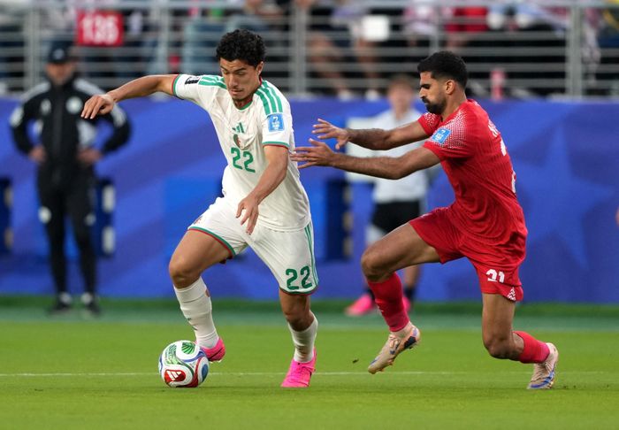  Ở lượt hai vòng bảng, Algeria đã lội ngược dòng ngoạn mục. Jordan gây bất ngờ khi mở tỷ số ở phút 36 nhờ công Nizar Al-Rashdan và dẫn 1-0 sau hiệp một. Sang hiệp hai, Algeria đẩy cao đội hình, kiểm soát thế trận và liên tục ép đối thủ lùi sâu. Trong màn ngược dòng đó, Ibrahim Maza không ghi bàn nhưng nổi bật ở vai trò kết nối, kéo nhịp tấn công và đưa bóng vào các khu vực nguy hiểm. Algeria sau đó gỡ hòa nhờ pha đánh đầu của Nadhir Benbouali, trước khi Amine Gouiri ghi bàn quyết định, ấn định chiến thắng 2-1 và giúp đội bóng Bắc Phi tiếp tục nuôi hy vọng ở bảng J. Ảnh: Darren Yamashita/Reuters.