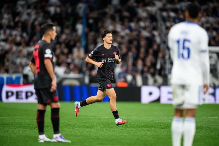  Năm ngoái, CLB Bayer Leverkusen công bố chiêu mộ Maza từ Hertha Berlin. Đội bóng Đức mô tả anh là cầu thủ tấn công trẻ giàu tiềm năng, sở hữu kỹ thuật, khả năng đi bóng và sự táo bạo trong các pha xử lý. Hợp đồng giữa hai bên có thời hạn đến ngày 30/6/2030. Theo Reuters, thương vụ này có thời hạn 5 năm, mức phí khoảng 12 triệu EUR (khoảng 13,6 triệu USD ở thời điểm đó). Sau khi chuyển đến Leverkusen, Maza tiếp tục được chú ý nhờ khả năng chơi ở nhiều vị trí trên hàng công, đặc biệt là vai trò tiền vệ tấn công hoặc cầu thủ lệch vào hành lang trong. Ảnh: @ibomaza_.