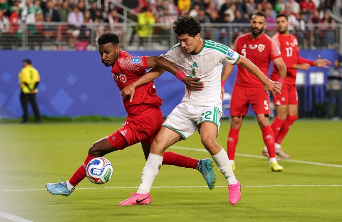  Tại World Cup 2026, những phẩm chất đó được thể hiện rõ trong trận thắng Jordan. Theo Guardian, Maza mang lại năng lượng và sự sáng tạo cho hàng công Algeria, trong khi mối liên kết giữa anh và Amine Gouiri trở thành một trong những điểm sáng của đội bóng Bắc Phi. Ảnh: David Gonzales/Reuters.