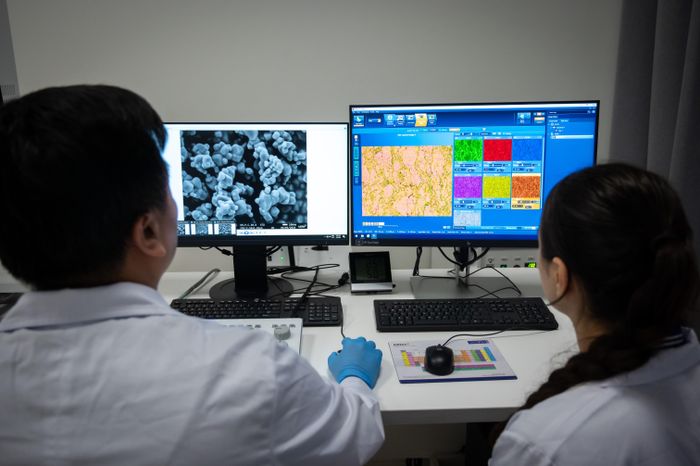  Thiết bị này có tính ứng dụng rộng rãi, phục vụ cho hầu hết ngành học tại trường, từ khoa học vật liệu, hóa học, sinh học cho đến kỹ thuật hàng không vũ trụ. Sau khi nắm vững lý thuyết, sinh viên từ năm thứ ba bắt đầu tiếp cận thiết bị này. Các em sẽ được theo dõi giảng viên thao tác, tập làm quen với cách chuẩn bị mẫu, đo đạc và phân tích dữ liệu. Đối với những sinh viên nghiên cứu sâu, dưới sự hướng dẫn trực tiếp của giảng viên, các em có thể tự đưa mẫu vào máy để vận hành. 