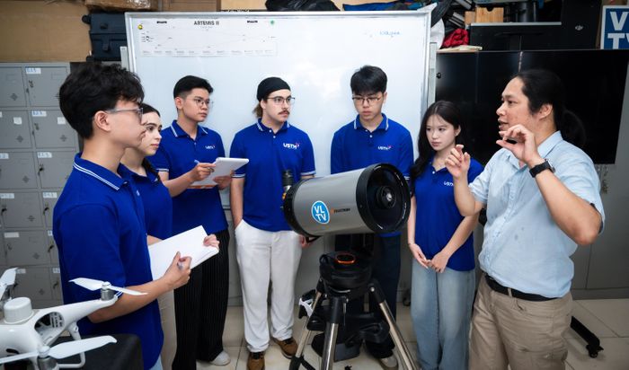  USTH là một trong số ít trường đại học tại Việt Nam đào tạo ngành Khoa học Vũ trụ và Công nghệ Vệ tinh, theo ba hướng Vật lý thiên văn, Viễn thám và Mô hình hóa trái đất, Công nghệ Vệ tinh. Tại phòng thí nghiệm thực hành của Khoa Khoa học Vũ trụ và Trái đất, sinh viên, học viên được tham gia các đề tài nghiên cứu về quan trắc trái đất, thiết kế vệ tinh nhân tạo và thiết bị quan sát thiên văn với các giảng viên và nhà khoa học. 