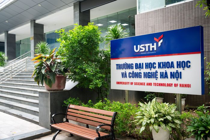  USTH là trường đại học công lập, được thành lập năm 2009 trong khuôn khổ Hiệp định liên Chính phủ giữa hai nước Việt Nam và Pháp. Năm 2023, trường đạt chuẩn chất lượng theo tiêu chuẩn châu Âu HCERES. Hiện nay, trường đào tạo 17 ngành học về khoa học và công nghệ.