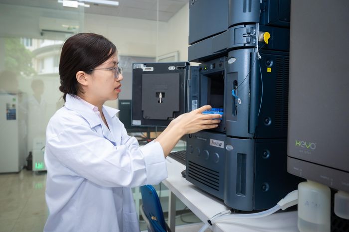  Hệ thống sắc ký lỏng siêu hiệu năng kết nối khối phổ QTOF cũng là một trong những thiết bị phân tích cao cấp tại USTH, phục vụ đắc lực cho các nghiên cứu chuyên sâu về khoa học sự sống, y dược, môi trường… Với khả năng phân tích, định danh và định lượng chính xác các hợp chất phức tạp chỉ trong một lần chạy mẫu, thiết bị cho phép phát hiện các chất cần kiểm soát, độc tố, dư lượng thuốc bảo vệ thực vật, kháng sinh hay các hợp chất chưa biết với độ chính xác cao, đồng thời hỗ trợ xây dựng cơ sở dữ liệu phục vụ nghiên cứu và kiểm nghiệm chuyên sâu. 