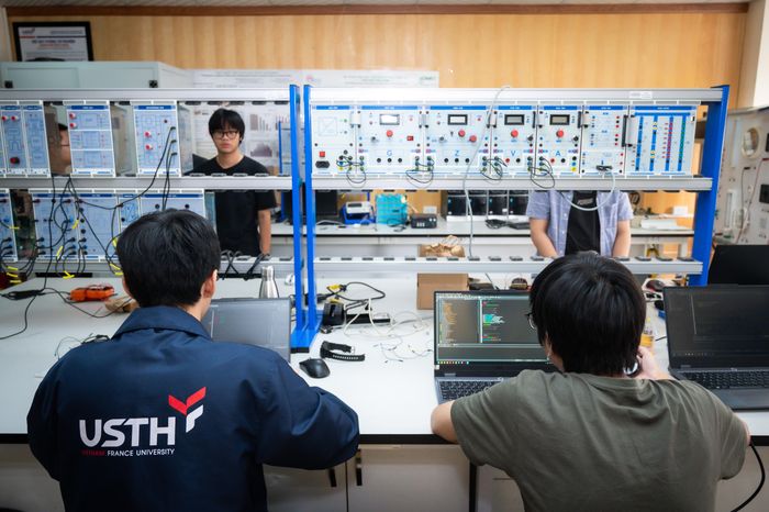  Đa số chương trình tại USTH được đào tạo trong 3 năm, với thời lượng thực hành chiếm tới 40%. Theo ông Đăng, USTH có lợi thế lớn khi nhận được sự phối hợp đầu tư từ các chuyên gia và đối tác Pháp. Nhờ đó, hệ thống phòng thí nghiệm đồng bộ và hiện đại. Việc sớm tiếp cận với hệ thống máy móc thế hệ mới, tương đồng với môi trường doanh nghiệp và có tính kết nối cao giữa các công đoạn giúp sinh viên nắm bắt nhanh các công nghệ mới, từ đó thích ứng nhanh với môi trường làm việc thực tế sau khi ra trường.