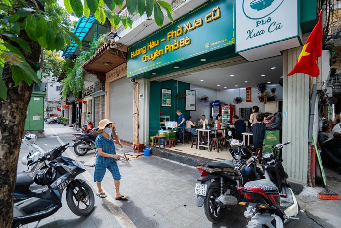  Không gian mở tại quán phở của Cồ Thanh Hương cần nhiều quạt để làm mát. Ảnh: Trần Hiền. 
