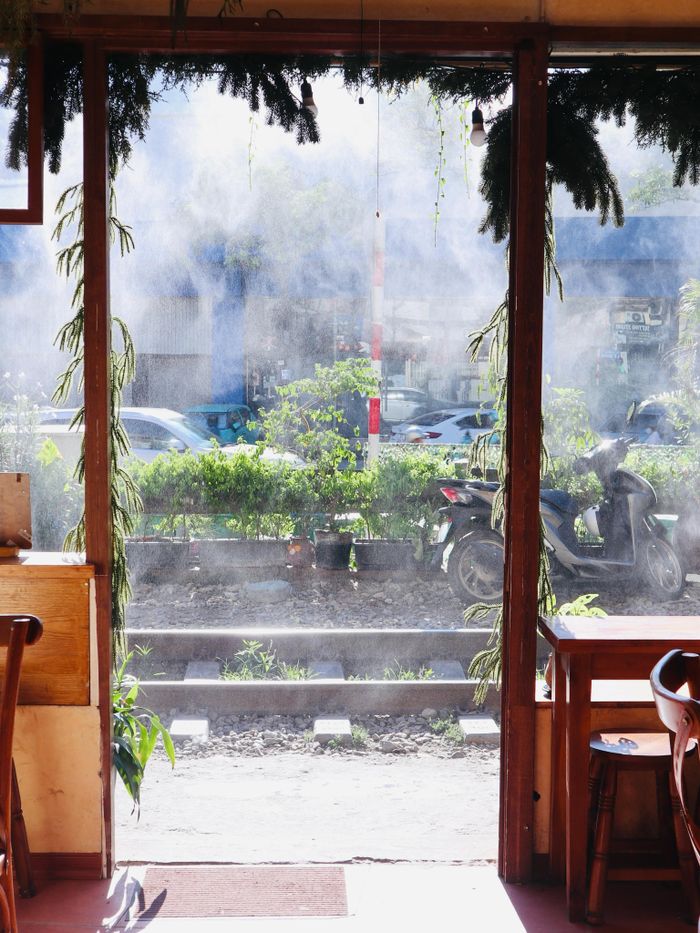  Hệ thống phun sương trước cửa quán cà phê trên đường Lê Duẩn. Ảnh: ĐVCC. 