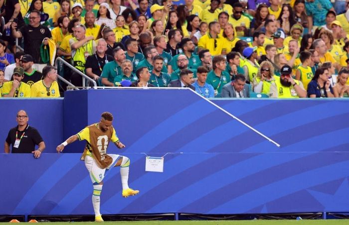 Ngay từ lúc khởi động chuẩn bị được thay vào sân, Neymar đã khiến hàng vạn khán giả hò reo.