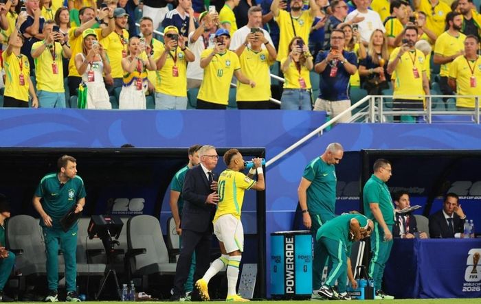 Neymar đánh dấu màn tái xuất trong màu áo tuyển Brazil ở chiến thắng trước Scotland tại lượt cuối bảng C World Cup 2026. Tiền đạo mang áo số 10 được HLV Carlo Ancelotti tung vào sân ở phút 76 để thay Matheus Cunha trong bối cảnh Brazil đã tạo ra thế trận thuận lợi.