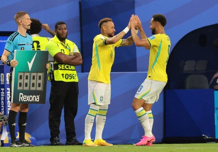 Khoảnh khắc Neymar xuất hiện nhận được sự cổ vũ lớn từ các CĐV Brazil trên khán đài. Đây là lần đầu tiên chân sút sinh năm 1992 thi đấu cho "Selecao" sau quãng thời gian dài điều trị chấn thương và vật lộn với các vấn đề thể lực.