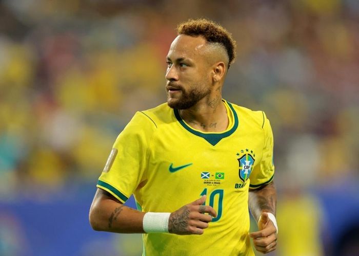 Trước đó, lần gần nhất Neymar ra sân cho tuyển Brazil là ngày 17/10/2023 trong trận gặp Uruguay tại vòng loại World Cup khu vực Nam Mỹ. Ở cuộc đối đầu đó, anh gặp chấn thương nặng, bị đứt dây chằng chéo trước (ACL) và tổn thương sụn chêm đầu gối trái.