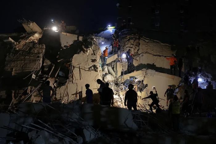  Nhân viên cứu hộ đưa một người bị thương ra khỏi tòa nhà đổ sập tại Caracas sau trận động đất vào thứ Tư. Ảnh: Reuters. 