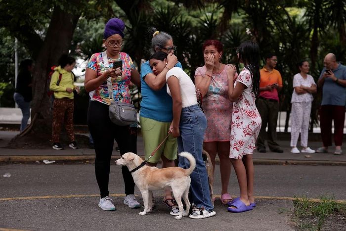  Người dân Caracas, Venezuela, đổ ra đường tập trung sau trận động đất ngày 24/6/2026. Ảnh: Reuters. 