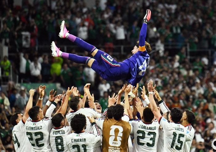  Guillermo Ochoa được đồng đội chúc mừng. 
