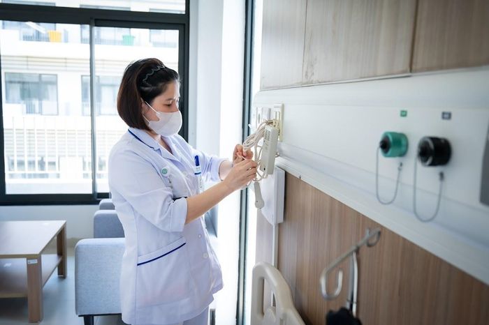  Thể hiện quyết tâm đồng hành cùng cơ sở mới, PGS.TS Đào Xuân Cơ đã đăng ký làm việc trực tiếp tại Ninh Bình ít nhất 3 ngày mỗi tuần. "Tôi muốn gửi một thông điệp rất rõ ràng tới toàn thể cán bộ, viên chức Bệnh viện Bạch Mai rằng người đứng đầu phải đi đầu. Khi lãnh đạo trực tiếp có mặt tại cơ sở mới, cùng làm việc, cùng chia sẻ khó khăn và cùng chịu trách nhiệm, đội ngũ chuyên môn sẽ có thêm động lực và niềm tin để yên tâm công tác", ông nói. 