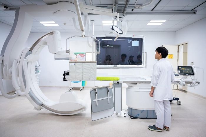  Nổi bật trong hệ thống trang thiết bị tại đây là phòng can thiệp mạch số hóa xóa nền (DSA) thế hệ mới, được tích hợp các ứng dụng trí tuệ nhân tạo (AI) hỗ trợ chẩn đoán và điều trị. Hệ thống cho phép tái tạo hình ảnh mạch máu 3D sắc nét, giúp bác sĩ xác định chính xác vị trí tổn thương như hẹp, tắc hay phình mạch. 