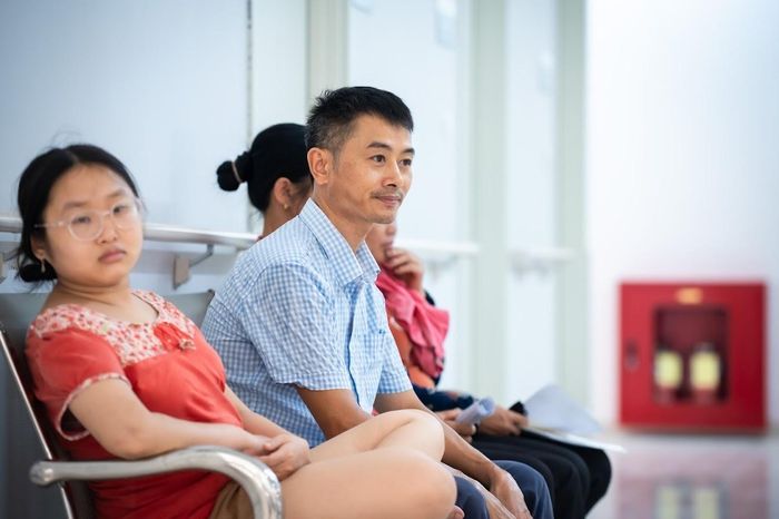  Ông Nguyễn Quang Phương (48 tuổi, người dân xã Liêm Tuyền, Ninh Bình), đưa cháu đến khám trong ngày đầu vận hành thử, cho biết gia đình từng nhiều lần phải đưa cháu lên Bệnh viện Bạch Mai ở Hà Nội điều trị động kinh. "Hôm nay, được khám ngay tại đây, tôi thấy bệnh viện rất sạch sẽ, nhân viên hướng dẫn nhiệt tình, dễ hiểu. Nhà tôi chỉ cách bệnh viện khoảng 2 km nên rất thuận tiện", ông nói. 