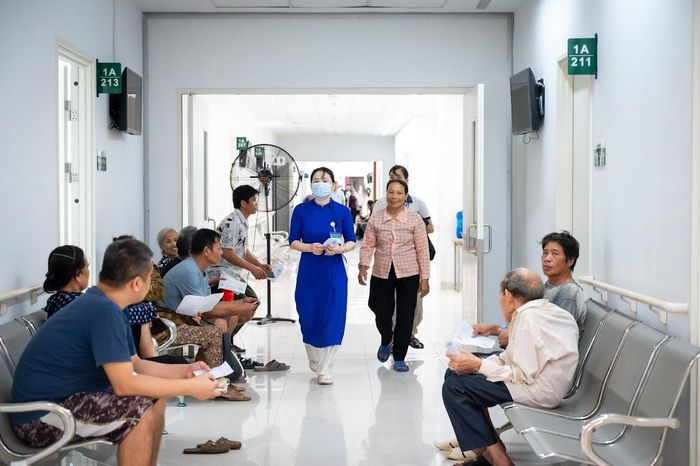  PGS.TS Đào Xuân Cơ, Giám đốc Bệnh viện Bạch Mai, cho biết trong hơn một năm qua, toàn bộ hệ thống bệnh viện đã dồn mọi nguồn lực cho công tác chuẩn bị. Khoảng 1.300 GS, PGS, TS, bác sĩ, điều dưỡng, kỹ thuật viên, dược sĩ và cán bộ quản lý đã được đào tạo, bố trí và phân công nhiệm vụ cụ thể tại cơ sở Ninh Bình. 