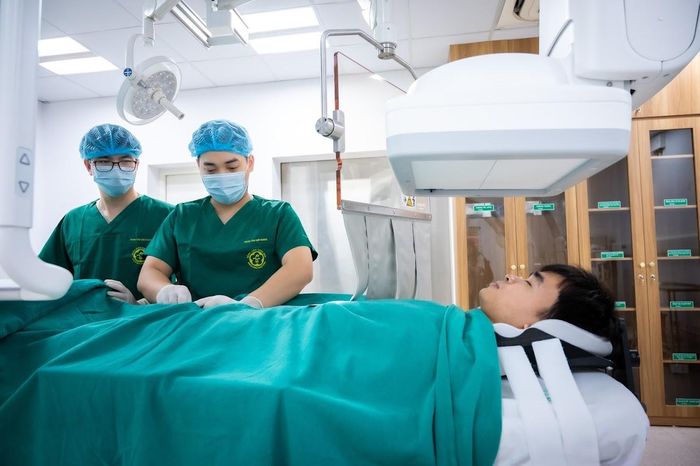 Các thuật toán AI hỗ trợ nhận diện cấu trúc giải phẫu, tự động phân tích hình ảnh, tối ưu đường đi của dụng cụ can thiệp và rút ngắn thời gian thực hiện thủ thuật. Nhờ đó, bác sĩ có thể nâng cao độ chính xác trong các kỹ thuật chuyên sâu như can thiệp đột quỵ, nút mạch điều trị xuất huyết, can thiệp tim mạch hay xử lý dị dạng mạch máu phức tạp, đồng thời giảm lượng tia X và thuốc cản quang sử dụng cho người bệnh.