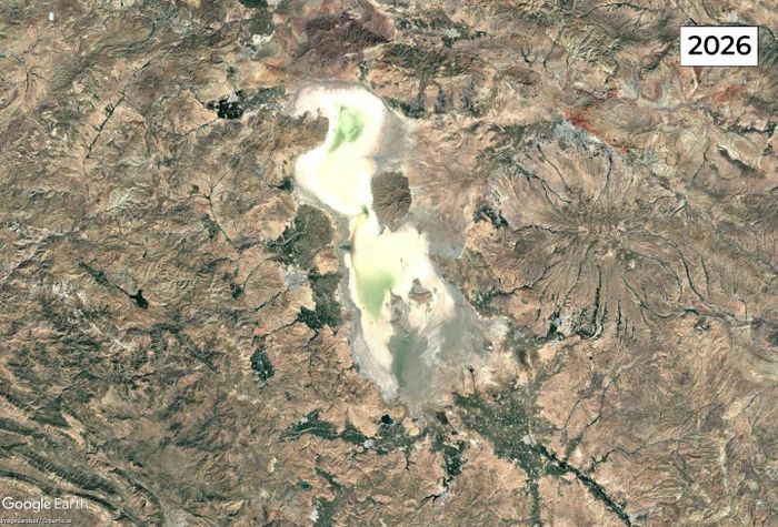  Hồ Urmia, Iran năm 2007 và năm 2026. Ảnh: Google Earth. 