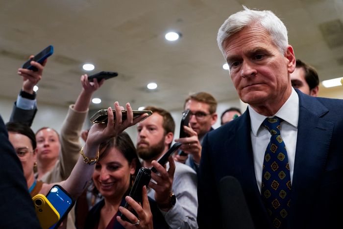  Thượng nghị sĩ Bill Cassidy (Đảng Cộng hòa, bang Louisiana) phát biểu với các phóng viên sau bữa trưa của Ủy ban Điều hành Đảng Cộng hòa Thượng viện với Tổng thống Mỹ Donald Trump tại Điện Capitol ở Washington, D.C., ngày 24/6. Ảnh: Reuters. 