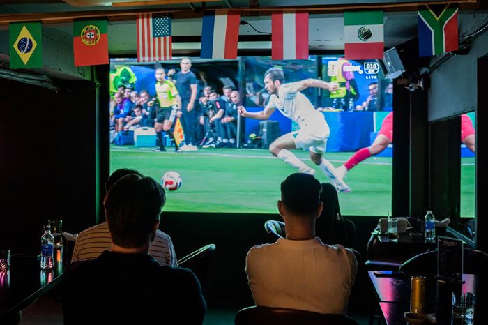  “Bình thường bar mở đến 2h sáng hôm sau, nhưng những hôm có trận đấu muộn, quán sẽ nán lại cùng khách. Vì vậy, việc sắp xếp nhân sự cũng cần linh hoạt”, anh nói. Riêng với quản lý, cường độ làm việc trong mùa World Cup cũng cao hơn ngày thường. Có những hôm anh phải làm việc đến 6h sáng hôm sau để theo sát hoạt động của quán. 