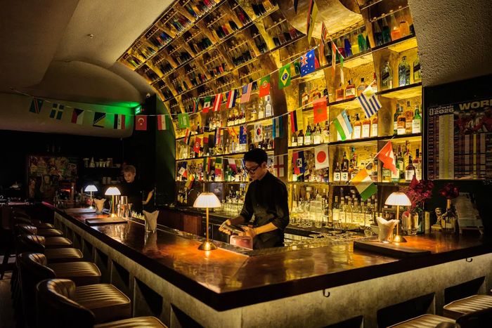  Trái ngược, Nevermind Lounge (Landmark 81, phường Thạnh Mỹ Tây) chưa đón nhận số lượng khách hàng đông đảo trong mùa bóng như kỳ vọng. Dù khoác lên không gian màu sắc World Cup với các buổi trình chiếu và quốc kỳ của những đội tuyển tham dự, thậm chí trang bị cả cẩm nang về giải đấu, quán vẫn khó thu hút khách hàng mới do vị trí nằm trong khu dân cư và mô hình lounge kém sôi động hơn sports bar hay beer garden. “Beer garden có sức chứa lớn, tương đối sôi động, phù hợp với hoạt động theo dõi và cổ vũ thể thao hơn”, chủ quán Ngọc Anh nhận định. 
