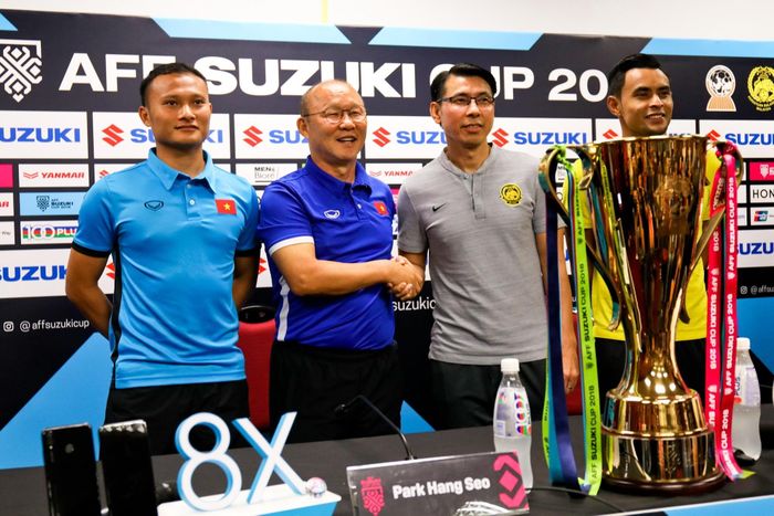 Ông Park Hang-seo (áo xanh) và HLV Tan Cheng Hoe (áo xám) trong buổi họp báo trước thềm chung kết AFF Cup 2018. Ảnh: Hoàng Linh. 