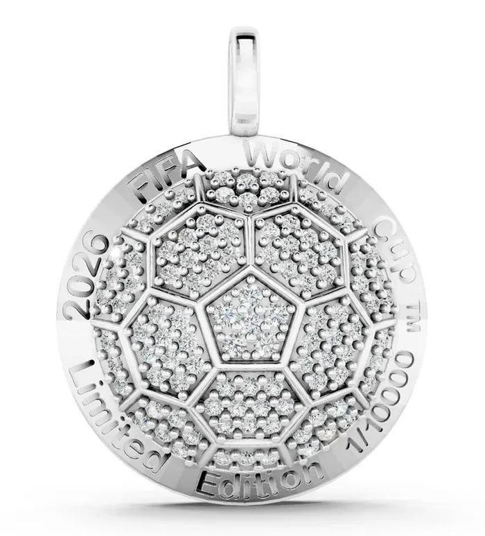 Renaissance Jewel lần đầu tiên bán mặt dây chuyền World Cup được cấp phép chính thức. Chỉ có 10.000 mặt dây chuyền được sản xuất, mỗi chiếc được khắc số phiên bản độc nhất trên viền cùng với dòng chữ FIFA World Cup 2026. Phiên bản bạc với 1 carat kim cương nhân tạo có giá 779 USD. Ảnh: Renaissance Jewel.