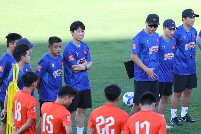  Ông Kim trở thành phó tướng cho HLV Kim Sang-sik trong 4 tháng. Ảnh: Đức Cường. 