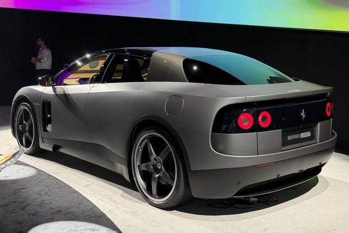  Việc ông Enrico Galliera rời Ferrari không nhất thiết xuất phát từ màn ra mắt kém tích cực của mẫu xe điện Ferrari Luce vào tháng 5/2026. Tuy nhiên, không thể phủ nhận mẫu xe này đã không nhận được sự đón nhận nồng nhiệt từ cộng đồng Ferrarista. 