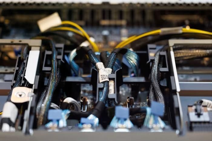  Cận cảnh máy chủ DGX B300 hàng đầu của Nvidia. Ảnh: Reuters.