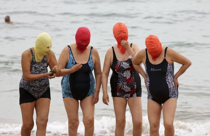  Loại chống nắng trên bãi biển tại Trung Quốc. Ảnh: Stringer/Reuters.