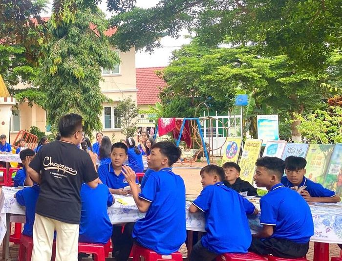 Không chỉ đem đến những trang sách giàu tri thức, chương trình còn đem đến không gian giao lưu sôi nổi và đầy ắp tiếng cười dành cho các em nhỏ