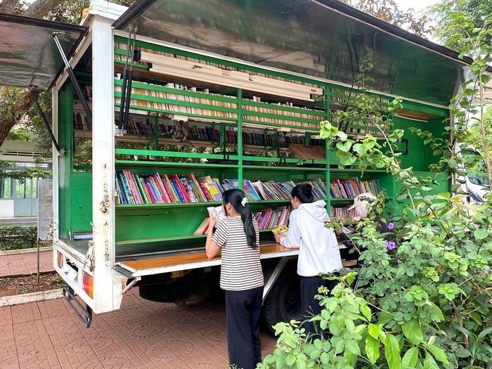 Các em thiếu nhi ở Trung tâm đọc sách tự chọn tại xe Thư viện lưu động