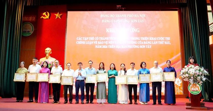 12 tập thể có thành tích xuất sắc trong công tác triển khai và tổ chức Cuộc thi tại cơ sở được khen thưởng