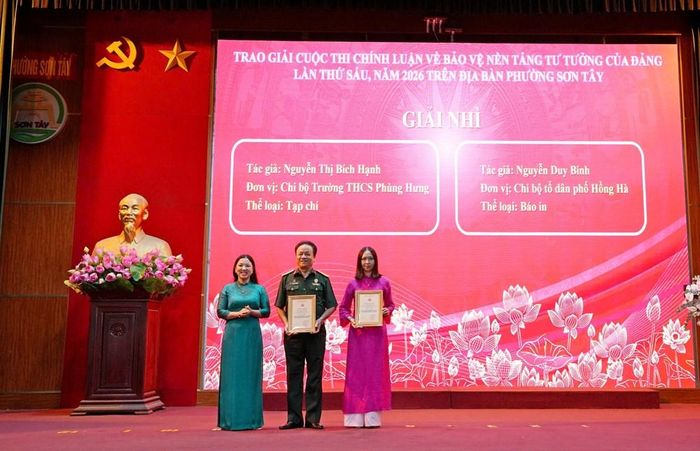 Bà Nguyễn Thị Thu Hương, Phó Bí thư Đảng ủy, Chủ tịch UBND phường Sơn Tây trao giải Nhì cho các tác giả
