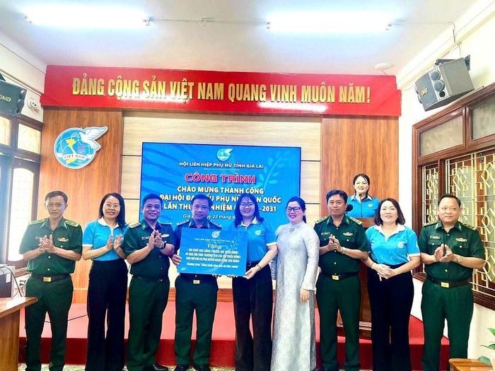 Trao bảng tượng trưng hỗ trợ xây dựng 2 “Mái ấm tình thương” cho phụ nữ có hoàn cảnh khó khăn