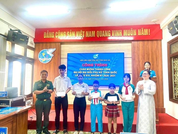 Lãnh đạo hai đơn vị trao học bổng tiếp sức học sinh có hoàn cảnh khó khăn