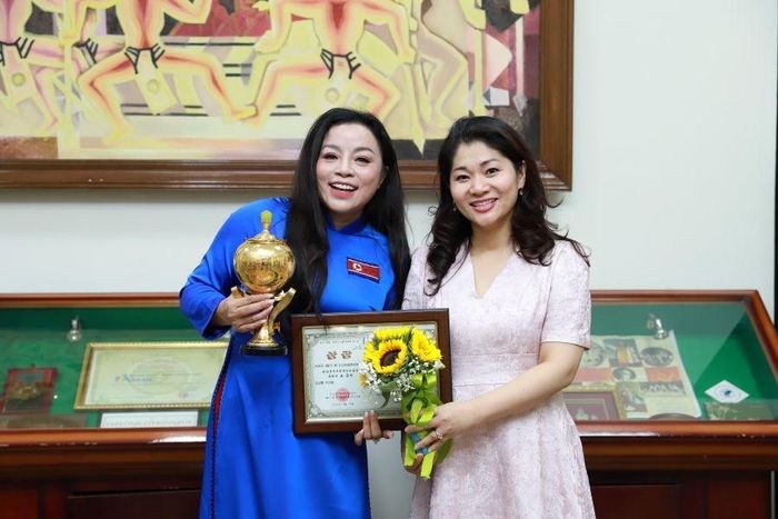Cục trưởng Cục Hợp tác quốc tế Nguyễn Phương Hòa chúc mừng NSƯT Tố Nga