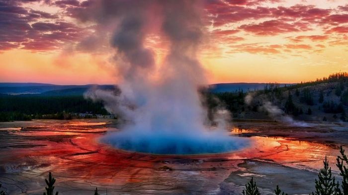 Nằm trong khu vực Norris Geyser Basin của Vườn quốc gia Yellowstone, Steamboat Geyser là mạch nước phun đang hoạt động cao nhất thế giới, có thể phun cột nước cao hơn 300 feet lên không trung
