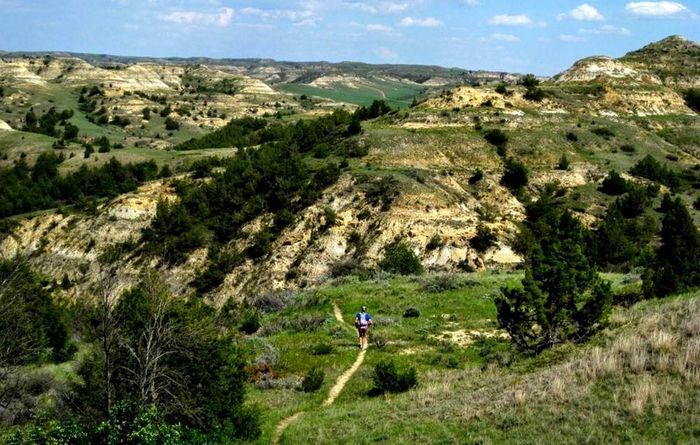 Đường mòn Maah Daah Hey - Bắc Dakota là tuyến đường trekking dài 150 dặm xuyên vùng Badlands phía Tây North Dakota đưa du khách băng qua những ngọn đồi cô lập, cao nguyên cỏ và hẻm núi bị bào mòn qua hàng triệu năm. Từ năm 2026, tuyến đường này sẽ chính thức được tích hợp vào hệ thống Theodore Roosevelt Trail mở rộng