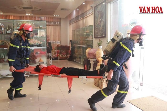 Nhân viên sơ tán và lực lượng chức năng tiếp cận hiện trường tìm kiếm, đưa người mắc kẹt ra khu vực an toàn