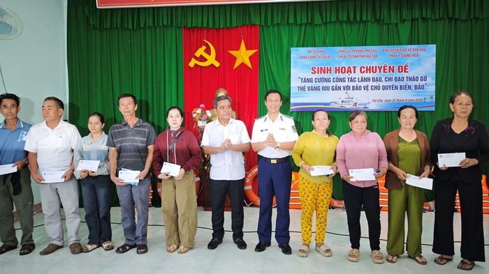 Trao quà tặng đảng viên tiêu biểu và ngư dân có hoàn cảnh khó khăn trên địa bàn phường Trà Câu