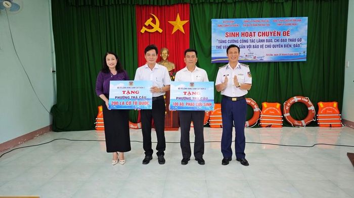 Vùng Cảnh sát biển 2 tặng cờ Tổ quốc, phao cứu sinh cho phường Trà Câu