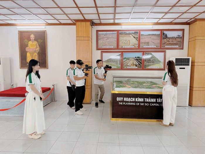 Các thành viên Team “Về Xứ Thanh” khảo sát, ghi hình thực tế tại Nhà trưng bày bổ sung Di sản Thế giới Thành nhà Hồ