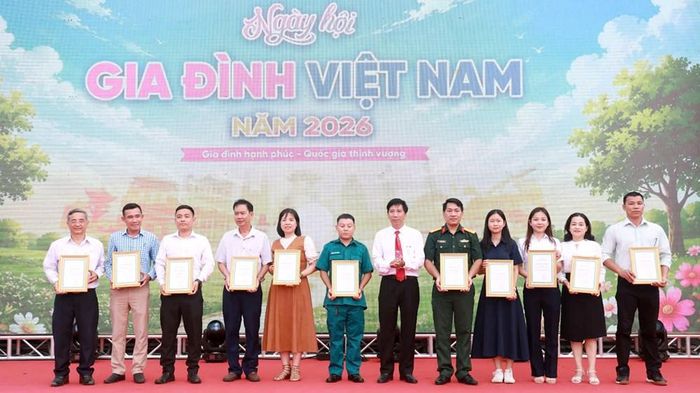 Ngành văn hóa - gia đình Khánh Hòa trao giải thưởng cho các tập thể, cá nhân đạt giải trong cuộc thi trực tuyến tìm hiểu về pháp luật gia đình