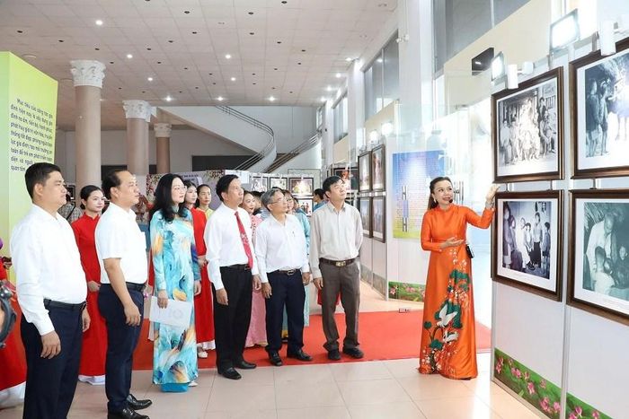 Các đại biểu tham dự khai mạc và tham quan Trưng bày hình ảnh, hiện vật giới thiệu nét đẹp văn hóa gia đình
